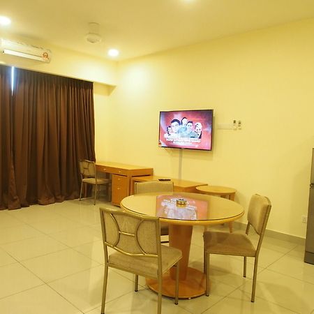 Premier Times International Hotel Seri Kembangan Esterno foto